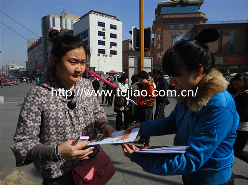 天使之翼老师向路人分发宣传资料